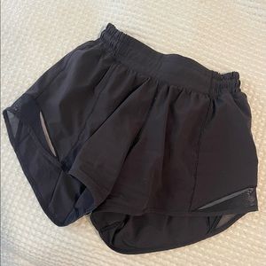 Lululemon hotty hot 4”